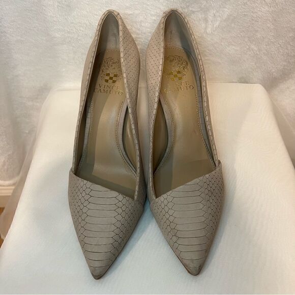 Vince Camuto VP Perri Pumps - Picture 11 of 16
